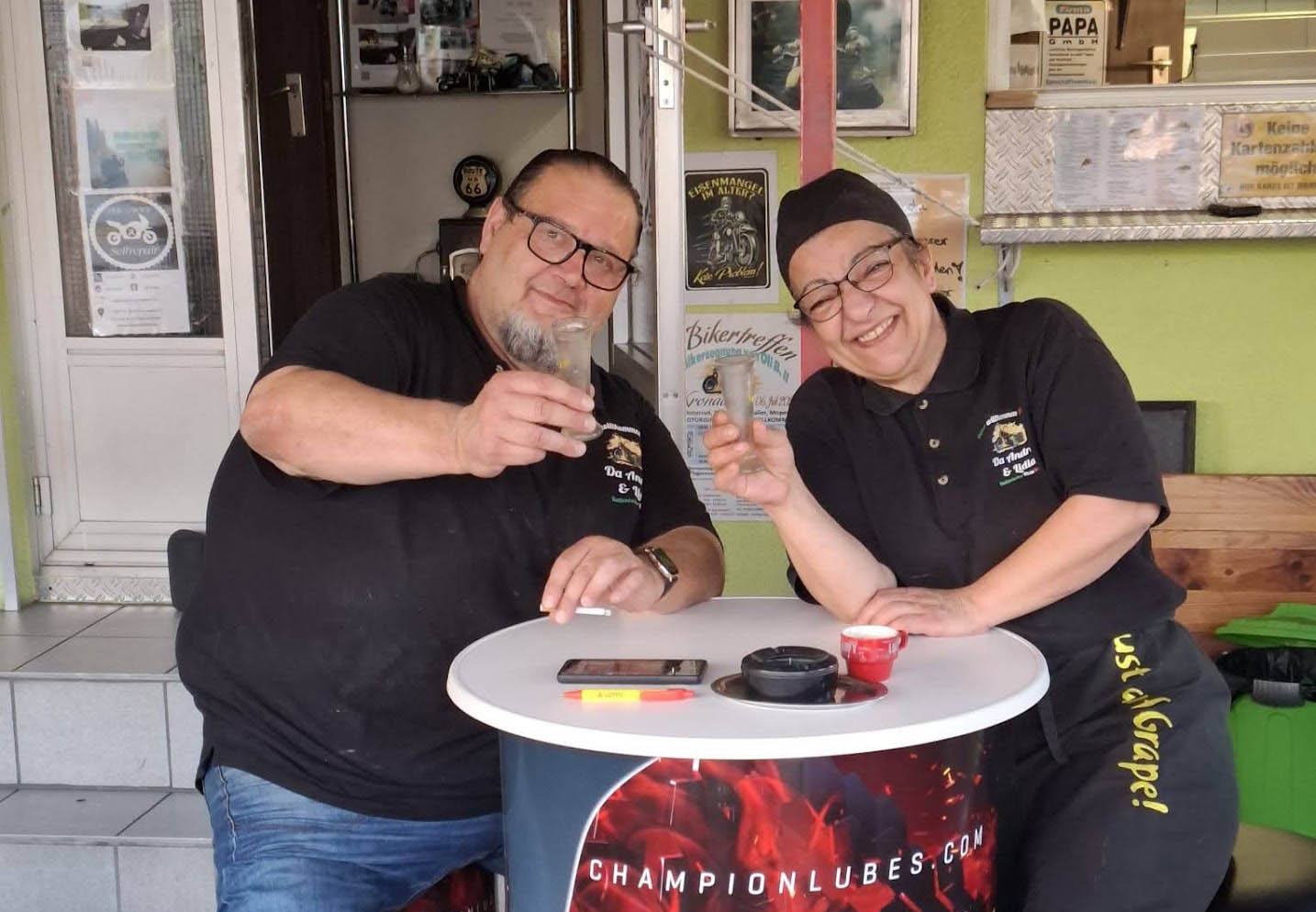 Andrea und Lidia - Das Gastgeber Ehepaar in der Küche